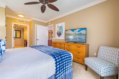 A calming retreat with coastal tones and abundant natural light HKH-409
