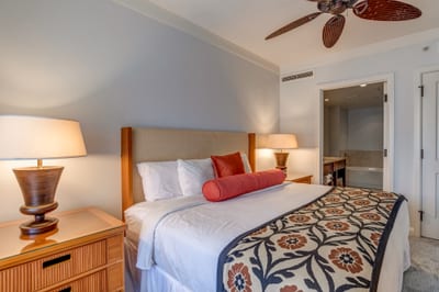 Drift off in island comfort with this inviting king-size retreat HKH-412