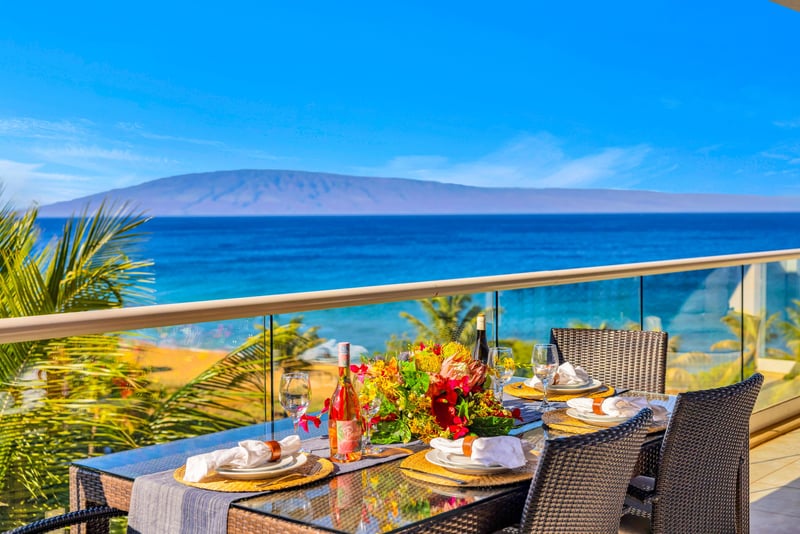 Dine under the Maui sky with views of the ocean and island landscape from the private lanai. HKH-504