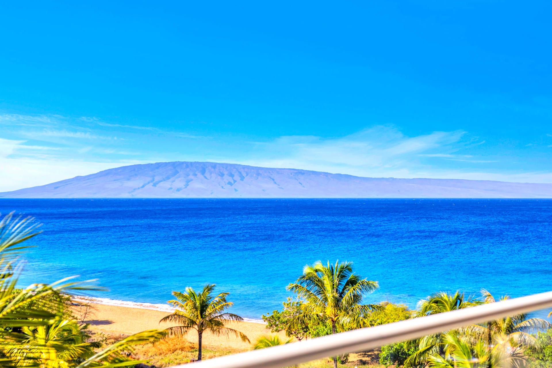 Direct ocean view from this upper-level condo delivers front-row seats to Maui’s famous horizon.