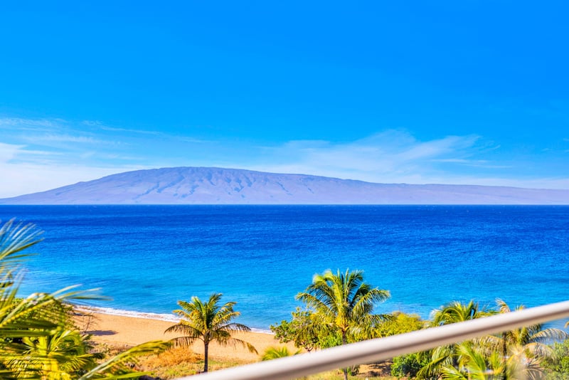 Direct ocean view from this upper-level condo delivers front-row seats to Maui’s famous horizon.