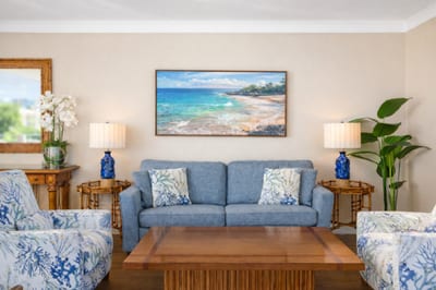 Soft coastal tones and comfortable seating welcome you into the living room, where large doors open toward the lanai and invite Maui’s natural light inside. HKH-515
