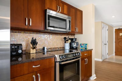 Bosch stainless steel appliances and rich cabinetry bring style and function to your kitchen, ready for everything from morning coffee to full island dinners. HKH-515