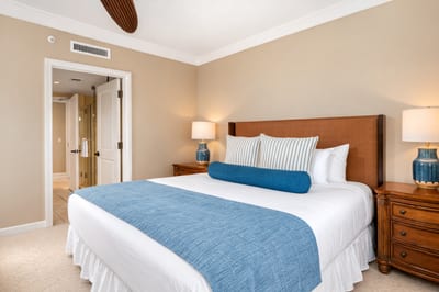 The second bedroom features a flexible bed setup that can be arranged as a King or two Twins before arrival, giving your group comfortable sleeping options. HKH-515