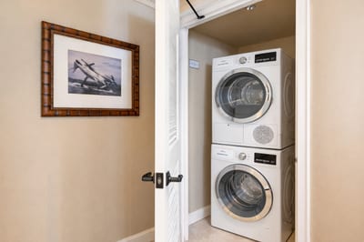 Your in residence washer and dryer make it easy to refresh beachwear and keep everything ready for the next day’s island adventures. HKH-515