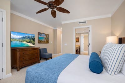 The second bedroom offers a versatile King or two Twin configuration, along with warm wood furnishings and thoughtful details for a restful stay. HKH-515