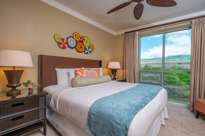 Wake up to views of the West Maui Mountains from your King bed in this vibrant guest room filled with natural light. HKH-520