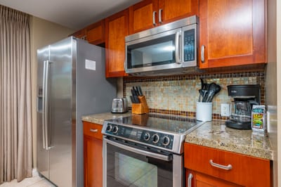 Everything you need is here, from the full-size fridge and glass cooktop to the coffee maker and toaster, for effortless meals and morning brews. HKH-520