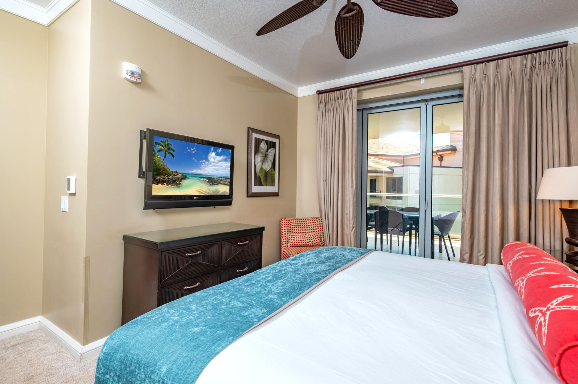 Wake up in your King bed and step straight onto the lanai for fresh air and a quiet moment before your island day begins.