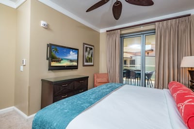 Wake up in your King bed and step straight onto the lanai for fresh air and a quiet moment before your island day begins. HKH-520
