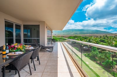 This expansive wraparound lanai offers mountain views, lounge seating, and space to dine alfresco with family or friends under Maui’s open skies. HKH-520