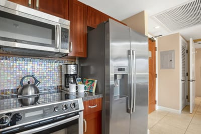This sleek entry opens to a beautifully equipped kitchen oasis HKH-524
