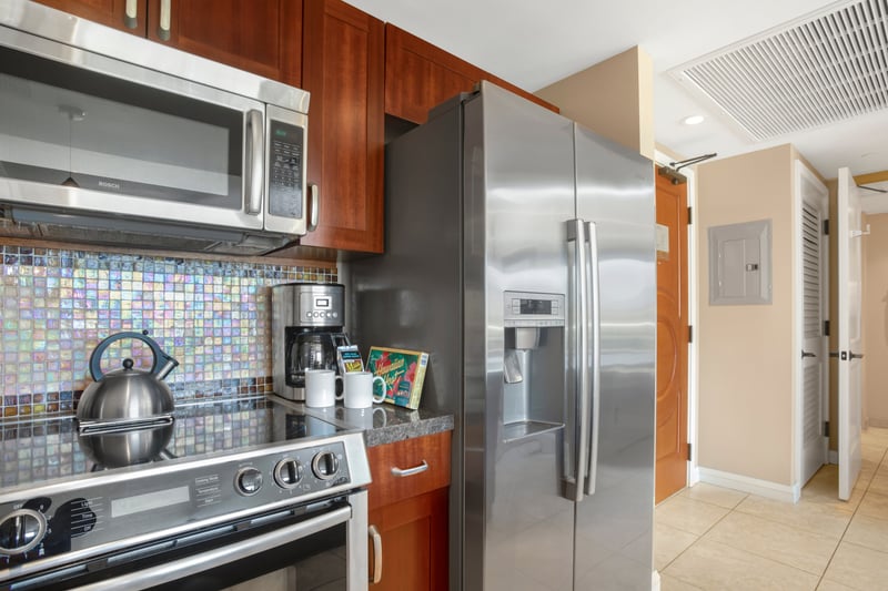 This sleek entry opens to a beautifully equipped kitchen oasis HKH-524