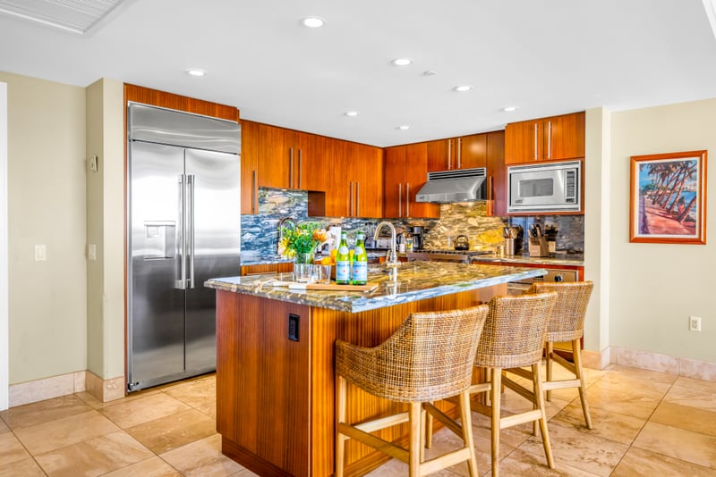 Everything you need is at your fingertips in this stylish kitchen with stainless appliances and breakfast bar. HKH-529