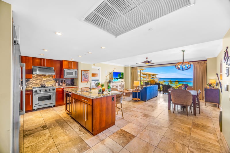 Prepare beach snacks or sunset dinners in this spacious kitchen with full-size appliances and granite counters. HKH-529