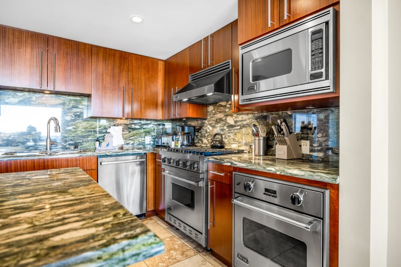 Granite counters and high-end stainless steel appliances give you everything you need to prep meals or beach snacks with ease. HKH-529