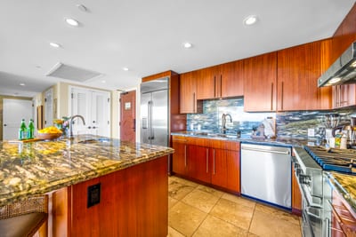 A spacious island with bar seating offers the perfect spot for breakfast or evening drinks before heading out. HKH-529