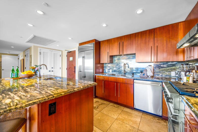 A spacious island with bar seating offers the perfect spot for breakfast or evening drinks before heading out. HKH-529