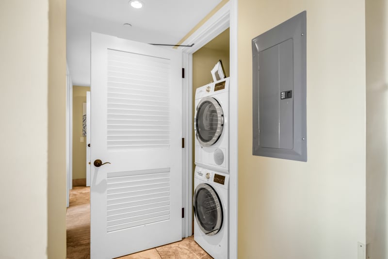 Enjoy the convenience of in-unit laundry with a full-size washer and dryer just off the hallway. HKH-529