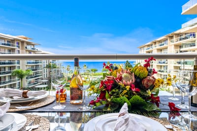 Fresh air and ocean glimpses create the perfect backdrop for a relaxed brunch or casual evening drinks. HKH-529