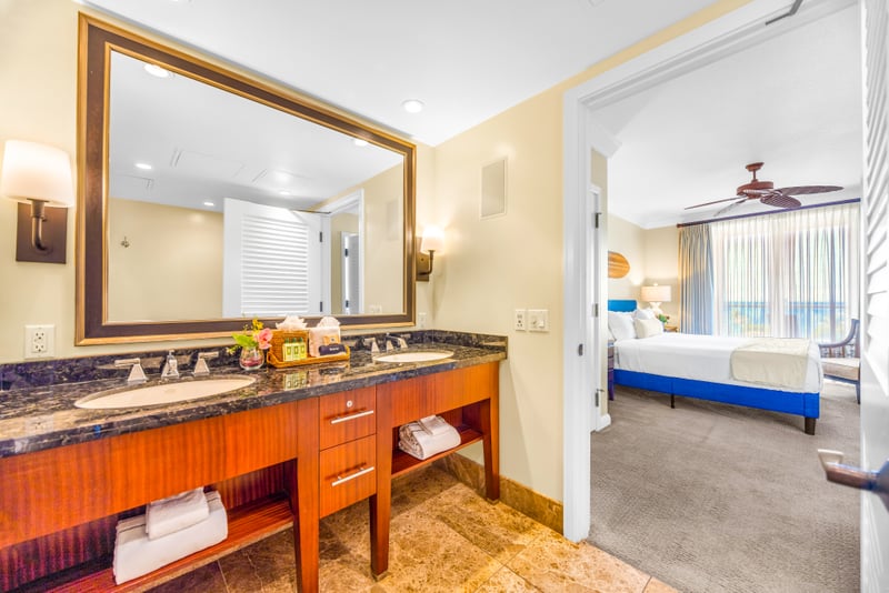 Your en-suite bath opens right into the bedroom, with plenty of space to get ready before heading out for the day. HKH-529