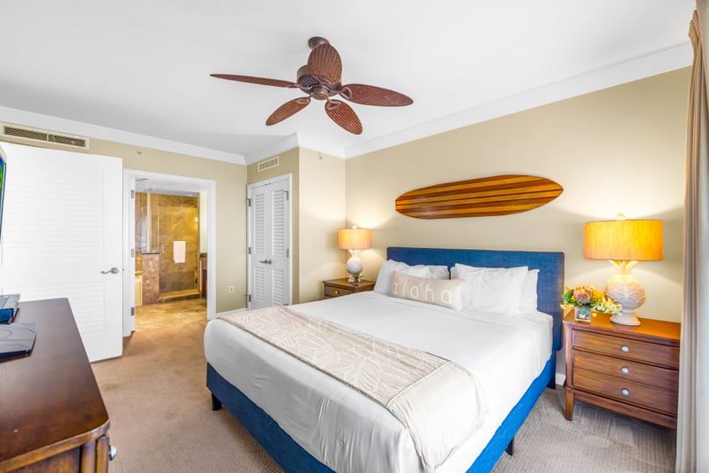 Settle in with a King bed, ceiling fan, and warm wood accents that give the space a tranquil island feel. HKH-529