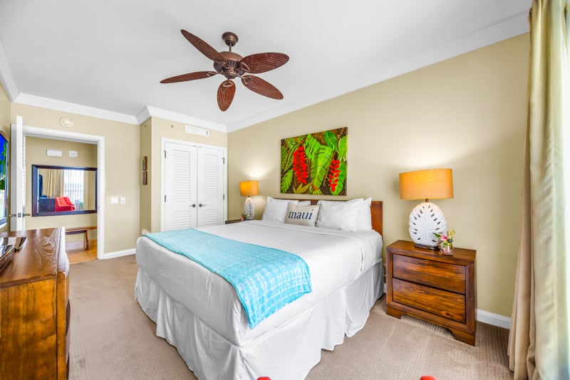 This cheerful second bedroom provides comfort and privacy, with a Queen bed and easy access to the adjacent full bath. HKH-529