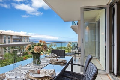 Slide open the doors and let the Maui breeze become part of your living room HKH-545