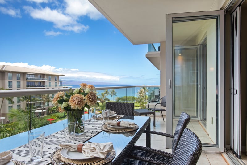 Slide open the doors and let the Maui breeze become part of your living room HKH-545