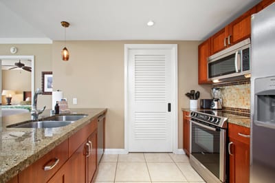 Cook up comfort and class in this sleek island kitchen HKH-545