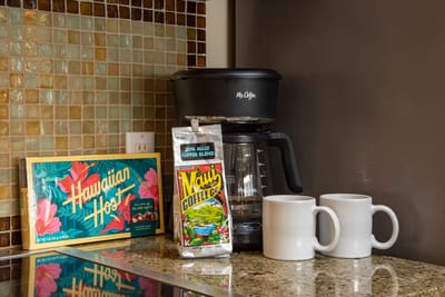 Fresh Maui coffee, Hawaiian chocolates, and cozy mugs await guests. HKH-545