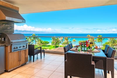 Covered balcony with outdoor kitchen and BBQ, ideal for family dinners al fresco. HKH-550