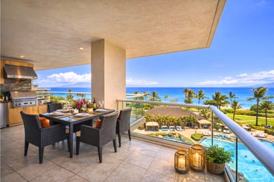 Expansive lanai with comfortable lounge seating and unforgettable sunset views. HKH-550