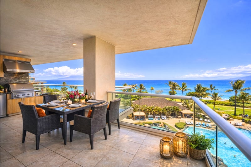 Expansive lanai with comfortable lounge seating and unforgettable sunset views. HKH-550