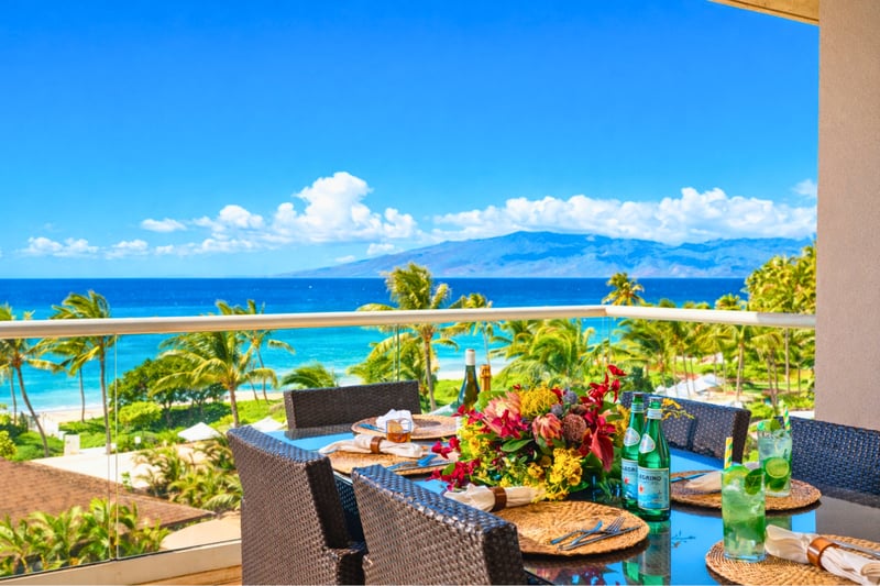 Ocean-view dining area for six, where every meal comes with a view. HKH-550