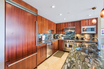 Modern kitchen + island bar = vacation cooking goals HKH-603