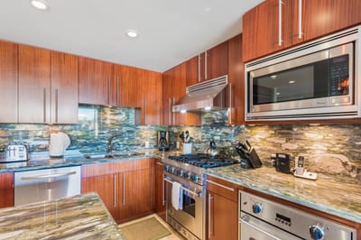 From fresh pineapple to sheet-pan dinners, this kitchen has everything to keep you happy and fueled HKH-603