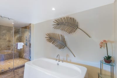 Soak in the tub or rinse in the walk-in shower for an effortless post-beach refresh HKH-603