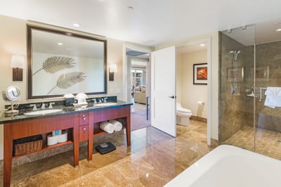 A bright, roomy shower and generous vanity keep vacation mornings smooth and unhurried HKH-603