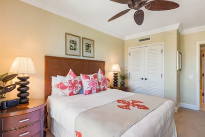 A cheerful guest room invites afternoon naps and cozy bedtime stories between beach days HKH-603