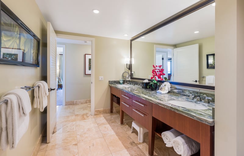 Crisp guest bath keeps everyone refreshed and out the door for pool time