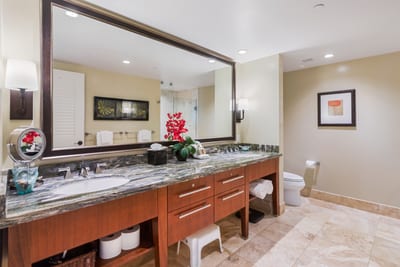 Double sinks with tons of counter space—vacation win! HKH-603