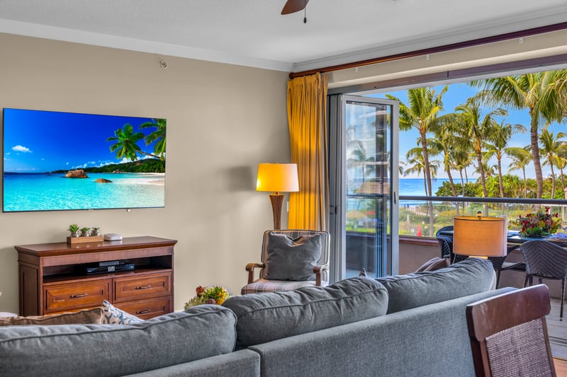 Relax in a bright living room with tropical scenery just outside