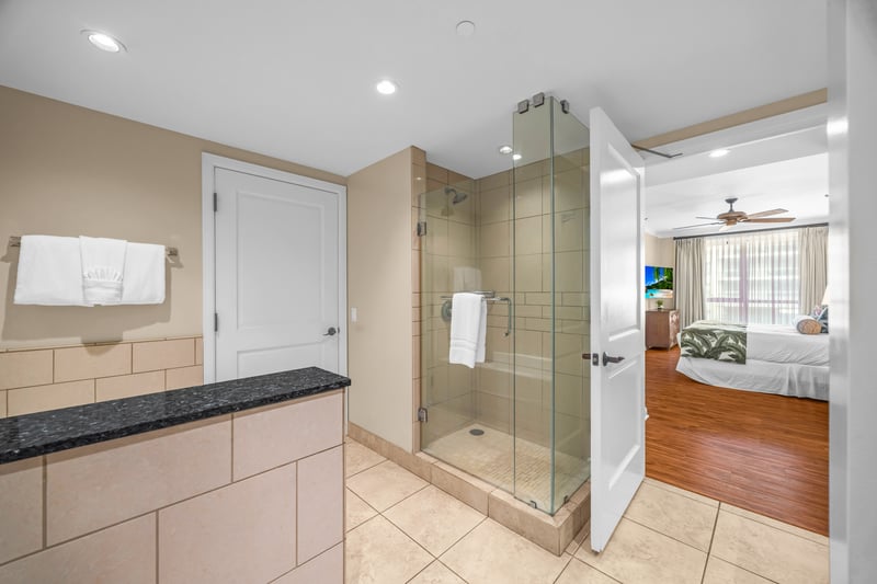 Bright guest bath with modern finishes