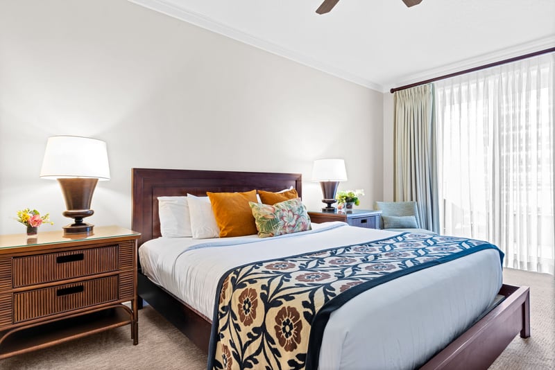 Crisp linens and natural light create a calm Kaanapali retreat for easy recharge