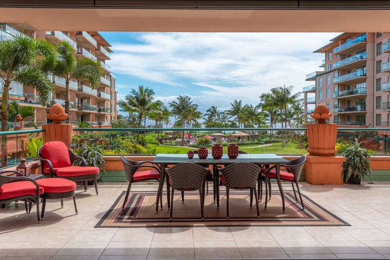 Gorgeous entertaining area with modern touches - sleek setting