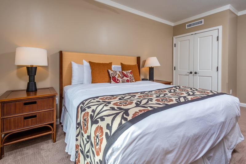 Relax in your large comfortable bed equipped with ample storage for luggage! HKK-225