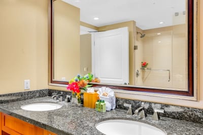 Guest bathroom with fresh finishes and easy comfort