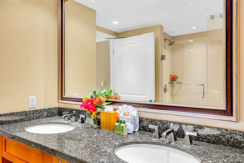 Guest bathroom with fresh finishes and easy comfort