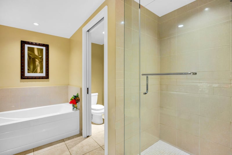 Clean and stylish guest bath perfect for vacation ease